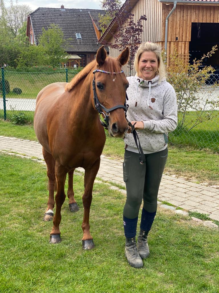 Ulrike Zilm von der Krautsand Farm zusammen mit ihrem Pferd